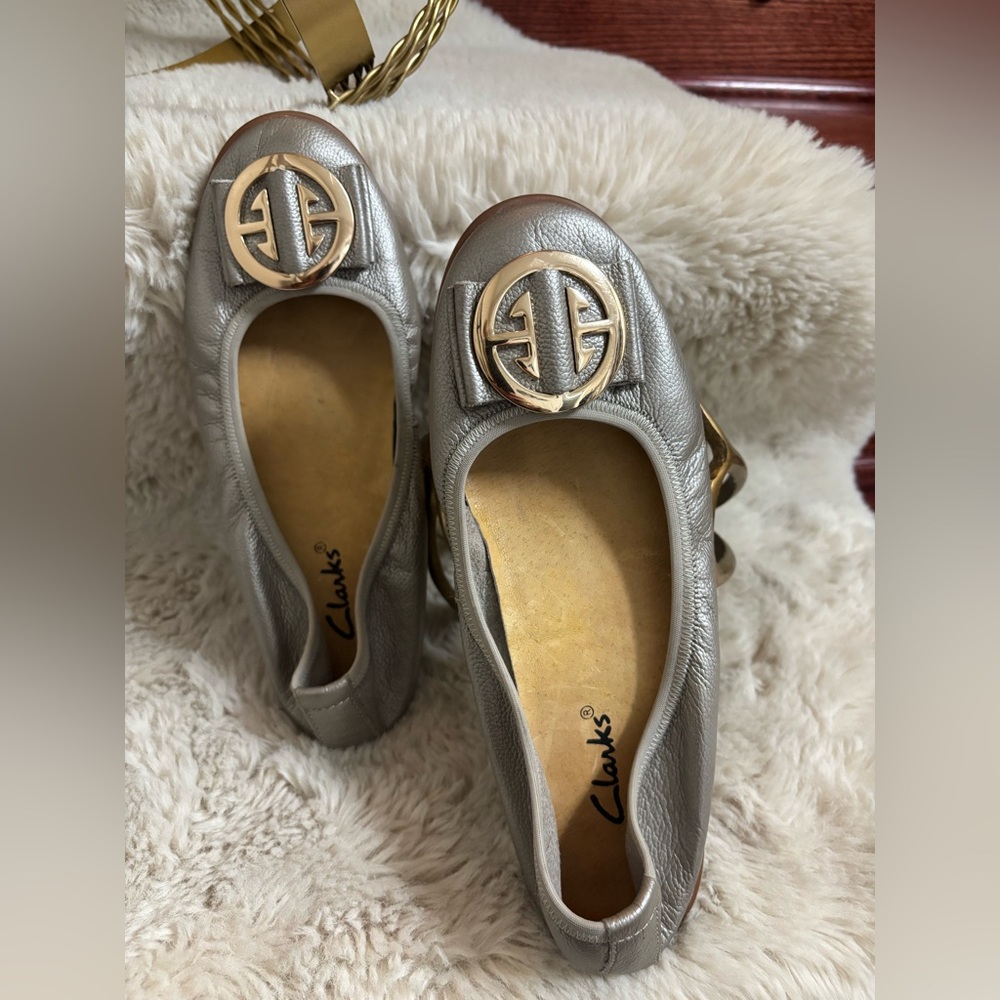 CLARKS Rena Hop Metallic Genuine Leather Flats in EUC
Size Women’s US 8.5-9